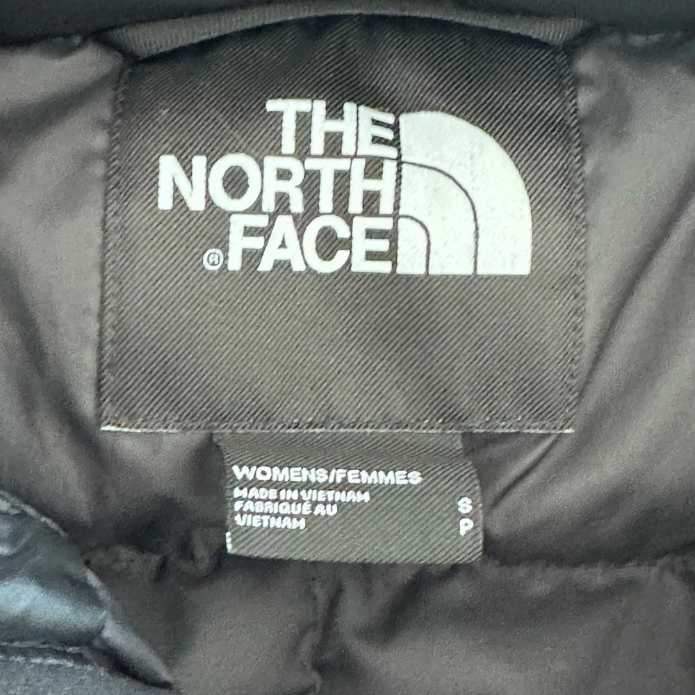 The North Face Women's Black Puffer Jacket - Picture 7 of 9